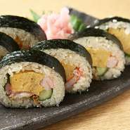 新鮮な食材を使用した巻き寿司はボリューム満点