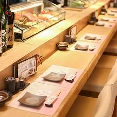 気兼ねなく一人飲みができるカウンター席