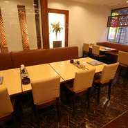 建物は3F建てで、1Fは『豚まん』などの販売スペース、2Fが飲食スペース、3Fが宴会スペースとなっています。3Fの宴会スペースでは最大80名までのパーティーが可能。歓送迎会や誕生日パーティーなど、自由自在です。