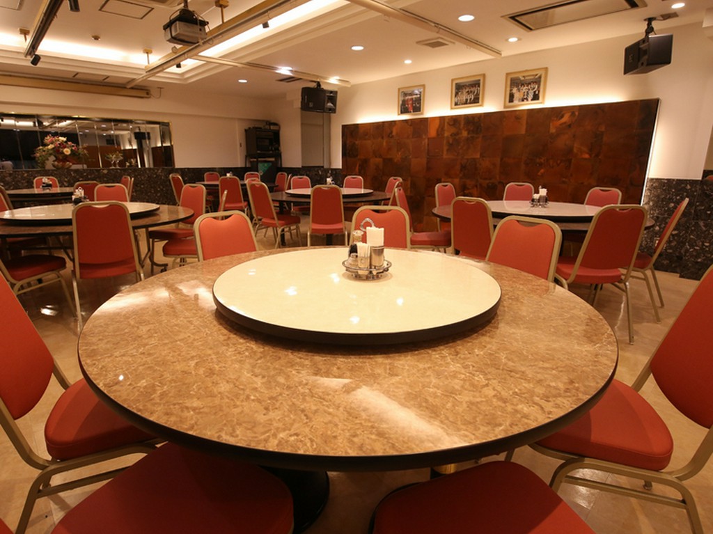 家族のお祝いに利用したい、洗練された華やかなフロア