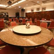 歴史を感じさせる風格漂う佇まいで、華美な装飾で彩られた空間は、お祝い事にも最適。お子様の成長祝いや家族の記念日、祖父母の長寿のお祝いなど、様々なシチュエーションで利用できます。