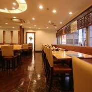 2Fの飲食スペースには、1～2名で気軽に使えるテーブル席があり、デートにもうってつけ。紹興酒が3年、5年、10年と充実しているので、お酒好きな2人のデートにいかがですか。