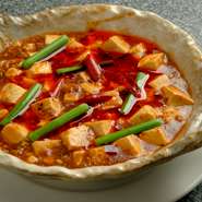 辛さを抑えつつ、香辛料で肉の旨みを引き出した『麻婆豆腐』。少し辛口ですが、お店オリジナルのタレで味付けされ、味わい深い逸品となっています。厳選した九州産の豚肉を使用。