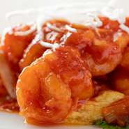 たっぷり海老の入った、四川風。自家製チリソースを楽しめます。