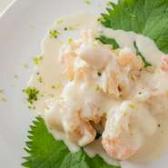 大海老ならではのプリッとした食感、満足感のある味わいがたまらない人気メニュー。本場・広東料理の海老マヨ同様、甘めの味付けとなっています。日本の海老マヨとはひと味違う、本場ならではの味を楽しんで。