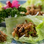 チュウコウジャン炒めの味わいは絶妙。レタスに包んでどうぞ。