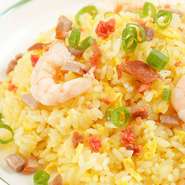 鍋でしっかり炒めた、パラパラ感はやはり職人技です。(葱わかめスープ付き)