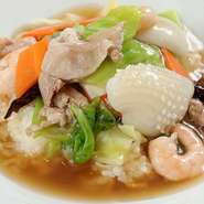 お薦めの中のおすすめ。具材と絡まる餡がたまりません。(葱わかめスープ付き)