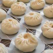 蓬莱本館で是非体験していただきたい、名物「豚まん（肉まん）・焼売」作り。こだわりの生地とオリジナル配合の具材をたっぷり詰める豚まんは、自分で作るから、より美味しく感じていただけます。子ども会や修学旅行、会社の慰安旅行等、様々なイベントにご利用ください。
※事前申込が必要です。申し込み受け付けは10日前までとさせていただきます。