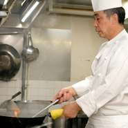 お客様をお迎えする際には笑顔を欠かさず、できるだけはっきりした声で元気よく対応するようにしているという藤田氏。食事を楽しんで笑顔で帰っていただけた時が嬉しいとのことです。