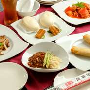 席で好きな料理を選べる『オーダーバイキング』やコース料理は、2名様から注文できます。最大80名様までの宴会に対応可能。各種宴会に幅広く大活躍です。