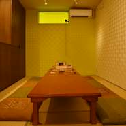 ゆったりとくつろげる和個室。扉付きなので、周りを気にすることなく大切な人と過ごせるとっておきの空間です。8名まで利用できるので、接待や会食、家族での集まりや友人同士の食事会にも重宝することでしょう。