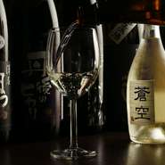 6銘柄の日本酒はすべて京都産。他にも2～3種類が入れ替わりで入荷されています。どの地酒も洋食とよく合い、デミグラスソースや牛、豚の味に負けない芯がしっかりした味わい。料理をより一層引き立ててくれます。