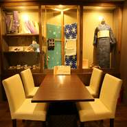 木のぬくもりを感じる店内は、清潔感と上品さを兼ね備えた落ち着いた空間。お洒落な帯や反物など、四季に応じた着物の展示がある二階は、ご家族やカップル、友人たちとの特別な時間におすすめです。