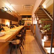 ゆったりとした作りのカウンター席や、二人だけの世界を楽しむことができる座敷個室、小人数の宴会や飲み会に最適なテーブル席は、接待や親族の集いなどに最適。シーンを選ばず利用できます。