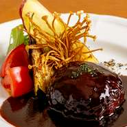 黒毛和牛京都肉＆京都産豚ミンチ100% 和牛レバーチップ入り

和牛レバーチップを忍ばせることで、コクと奥行きをプラスした“大人のハンバーグ”。手ごねし特製パン粉をつけて焼き上げ素材の旨味を閉じ込めました。