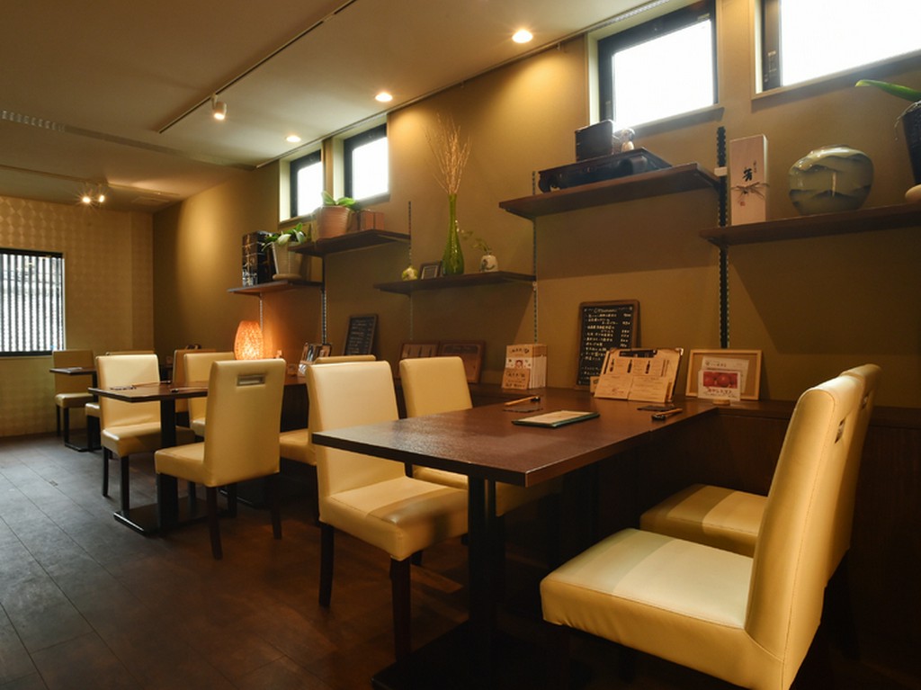 2Fにあるテーブル席。家族や友人同士のグループ利用にうってつけ