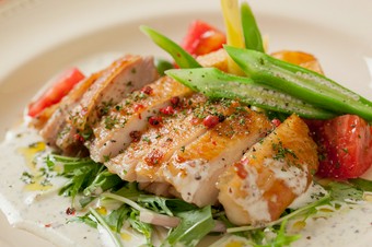 自慢の料理をバリエーション豊富にご提供！厳選食材をふんだんに使用した料理を、余す所なく堪能下さい。