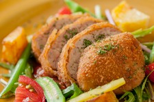 自慢の料理をバリエーション豊富にご提供！厳選食材をふんだんに使用した料理を、余す所なくご堪能下さい。