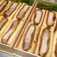 まずは、お電話にて数量や受取日時をご注文ください。 ご予算やどんな場面に必要かなど、ご要望をお伺いいたします。アレルギーや苦手なもの、 お弁当で楽しみたい料理など、お気軽にご相談ください。
京都産の素材を使ったお料理は、ひとつひとつ丁寧に手作りでご提供。冷めても美味しくお召し上がりいただけます。
10名様以上のご注文は、受取日の3日前までのご予約を
お願いいたします。