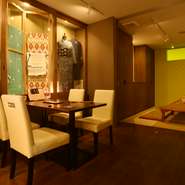 当店は、落ち着いてゆっくり食事を楽しんでいただけるよう、一人でくつろげるカウンター席や、周りを気にせずに過ごせる扉付き個室をご用意しております。それぞれの楽しみ方で、思い思いの時間をお過ごしください。