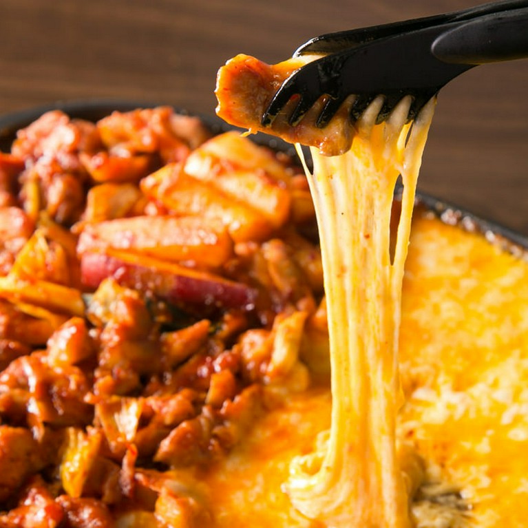 名物“チーズダッカルビ”は合コンでも盛り上がること間違いなし