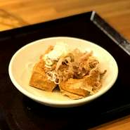 自家製の木綿豆腐で作った厚揚げに、納豆とネギを添えて。

