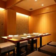 秋葉原駅の近くとは思えない、静謐な空間が広がる日本料理店。和モダンな設えの完全個室が3部屋あり、2名様用1部屋、4名様まで用が2部屋。リクエストにより、間仕切り調整で14名様までの宴席が可能です。