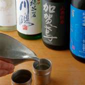 女将が選りすぐった日本各地の旨い地酒が月替わりで登場