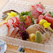 北陸・東北・瀬戸内・九州など全国の旬魚介を選りすぐり、鮮度と持ち味を最大限引き出したお造りに。日本各地のいろいろな鮮魚を楽しめるよう、贅沢な6点盛りでご提供。他に、お好きな魚を選べる単品のお造りも。