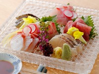 北陸・東北・瀬戸内・九州など全国の旬魚介を選りすぐり、鮮度と持ち味を最大限引き出したお造りに。日本各地のいろいろな鮮魚を楽しめるよう、贅沢な6点盛りでご提供。他に、お好きな魚を選べる単品のお造りも。