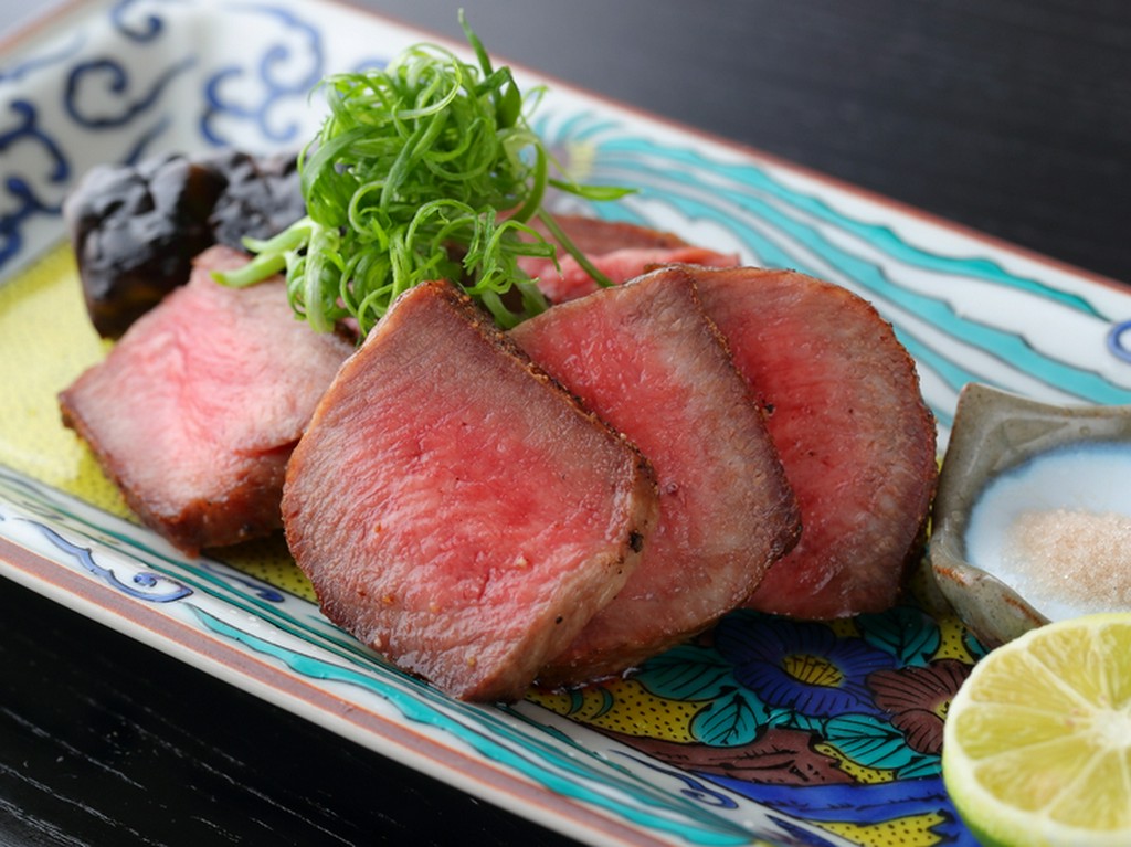 肴の名作！　奥深い旨みにうなる『昆布〆牛タンの炙り焼き』