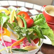 『バーニャカウダ』などには、山梨・千葉の新鮮野菜を使用。季節に応じて、旬の野菜が10種類ほど用意されます。それぞれの野菜が持つ個性や美味しさを最大限引き出せるよう、絶妙に配合されたソースが絶品。