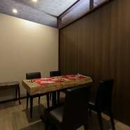 店内は落ち着いた木目のインテリアで、大人がゆっくり過ごせるプライベート感たっぷりの空間。3タイプある個室は2名から14名まで利用でき、周囲を気にせず食事を楽しみたいときにも重宝します。