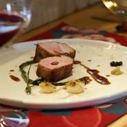 オーナーシェフの小野塚さんは、魚の世界だけでなくパリでも修業を積んだ人物。和やフレンチの技法を駆使して素材の味を引き立て、独創的なさまざまな料理を提供してくれます。