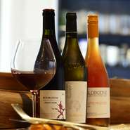 自然素材にこだわるお店だから、提供するワインはもちろん自然派ワイン。さらにソフトドリンクも自然派！ コーラやジンジャーエールはオリジナルの手づくりです。