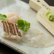 天然活魚の美味しさを知っていただきたいとのオーナーシェフの思いから、店で扱う魚は、天然物のみ！ たっぷりの旨みと自然な甘み、歯ごたえが楽しめます。