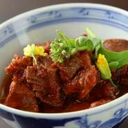 お店で扱う牛肉は「北の里自然牛」。自然な形で育てられた健康な牛の内臓による、もつ本来のおいしさが味わえます。