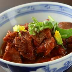 ナチュラルに育った「北の里自然牛」を使った『トマトパプリカのもつ煮込み』