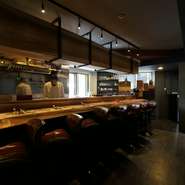 店内は大人が寛げる空間。カウンター席なら、一人で訪れてもゆっくり料理やお酒が楽しめます。