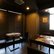 大人の空間を演出しつつも、お客様が肩肘張らずに過ごせることを心掛けています。料理や店内空間を通して、「もっと親しくなりたい」と思っている方たちのお互いの距離をさらに縮められるよう、日々努めています。