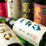 辛口、フルーティ、お刺身に相性の良いものを中心に、幅広い日本酒が取り揃えられ、60mlのおためし、120mlのグラス、180mlの徳利の3種類からお選び頂けます。季節ものや『十四代』や『新政』などプレミア日本酒も。