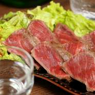 店主の地元である兵庫県から「黒田庄和牛」、「播州百日鶏」などの銘柄肉が届きます。どちらも味わいのある肉質で、わら焼きにすることにより、旨みがギュッと凝縮されてより一層美味しい逸品に。