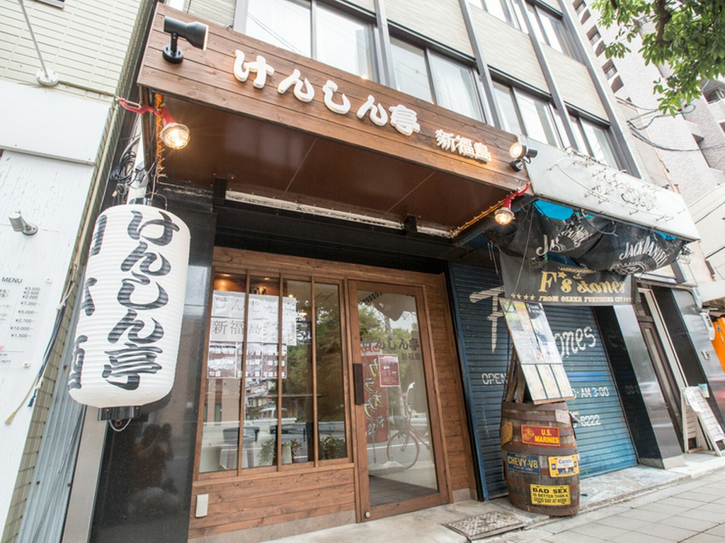 新福島駅からすぐ。あみだ池筋沿いにあるお店