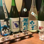 様々な種類の日本酒を！本格的な日本酒の味わいの違いを楽しみたい！そんな声にお応えしまして【飲み比べセット】ご用意しております♪　伝統を守り続ける日本全国の蔵元により醸された名酒の数々…。力強い芳醇な香りと、繊細な味わい深さ、お魚や和食との相性などで千差万別の表情を魅せる自慢の日本酒、ぜひ今夜は一献！