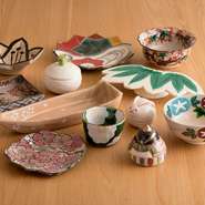 料理に使われている個性的なうつわは、20年以上かけて少しずつ集められたものです。京焼を中心として、京都で直接買い付けられたものも多数あります。うつわも含めて料理の季節感を味わえるのが魅力です。