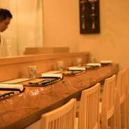 メニューに書かれているお酒の数々。特にこだわっているのが日本酒で、季節ものの限定品が登場することもあります。お酒が料理に寄り添い、お互いの魅力を引き立て合うようなものが取りそろえられています。