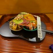 七品の料理が盛り付けられた『八寸』は、【和料理　蓮花寺　さいとう】の中でもっとも季節感あふれるメニューです。季語の書かれた短冊や季節の草花、こだわりの食器などで四季折々の風情が表現されています。