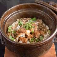 新鮮な鱧とお米を一緒に炊いた土鍋ご飯。大ぶりな切り身のまわりに散らされているのは鱧の皮の照り焼きです。2膳目はお出汁をかけ、お茶漬けにして楽しめます。季節によって具材が鮎や蟹などに変わります。