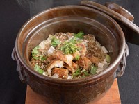 新鮮な鱧とお米を一緒に炊いた土鍋ご飯。大ぶりな切り身のまわりに散らされているのは鱧の皮の照り焼きです。2膳目はお出汁をかけ、お茶漬けにして楽しめます。季節によって具材が鮎や蟹などに変わります。